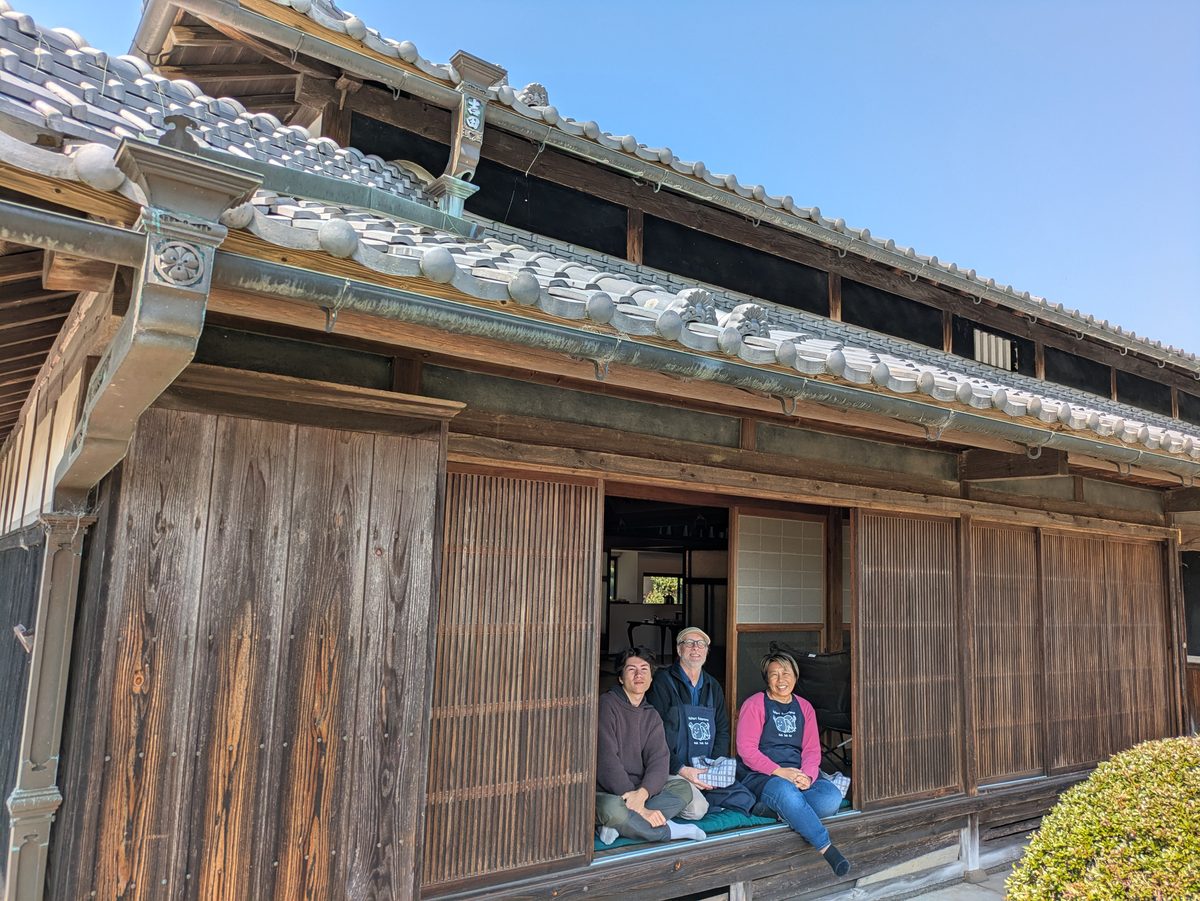 A family traveling with two local hosts